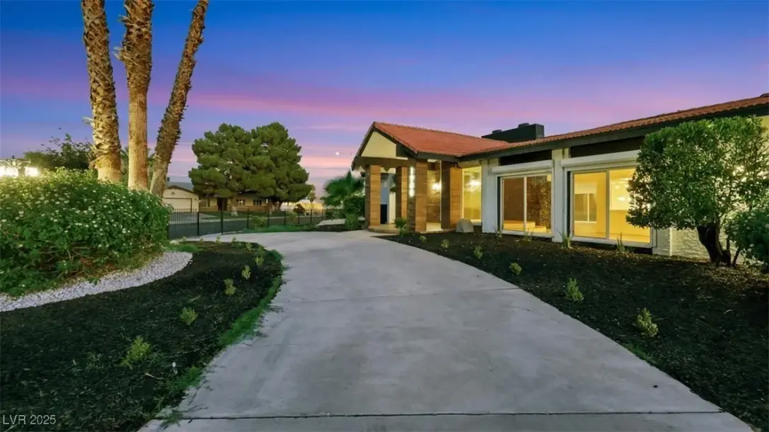 1900 S 15th St, Las Vegas, NV 89104-1