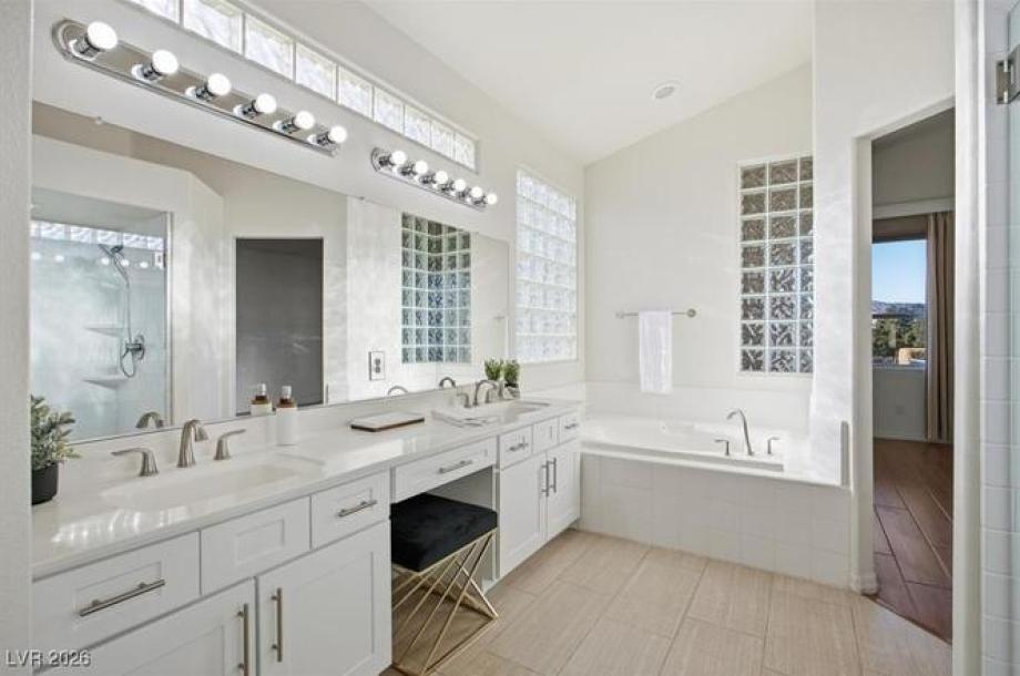 1333 Fox Acres Dr, Las Vegas, NV 89134-6