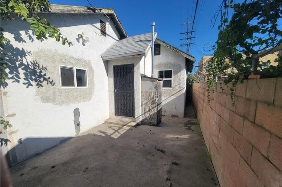 204 E Gage, Los Angeles, CA 90003-8