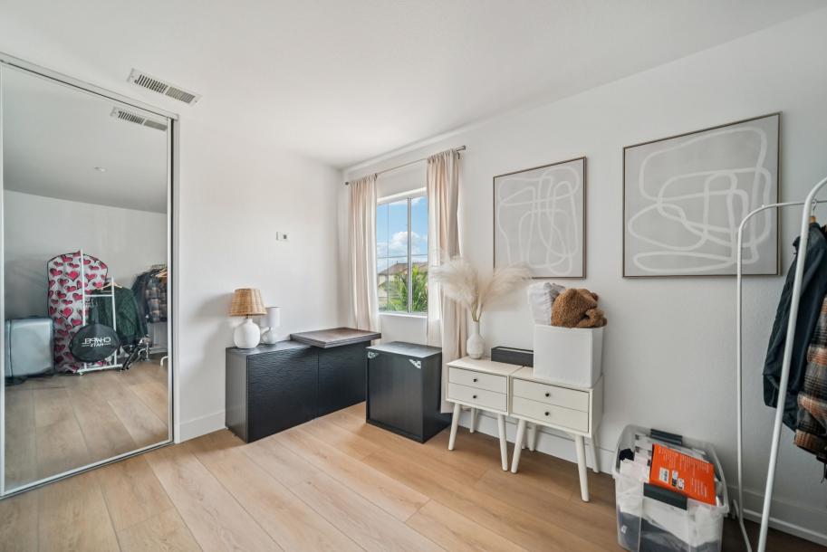 13042 Mesa Verde Way, Sylmar, CA 91342-13