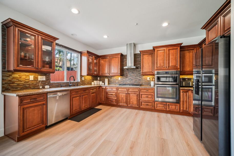 13042 Mesa Verde Way, Sylmar, CA 91342-7