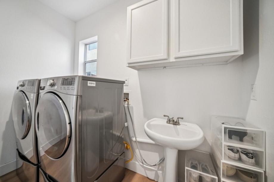 13042 Mesa Verde Way, Sylmar, CA 91342-9